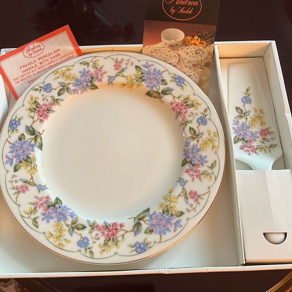 New in box- Andrea by Sadek Cake Plate and Server